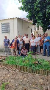 Lia Maria com voluntários da Horta Social